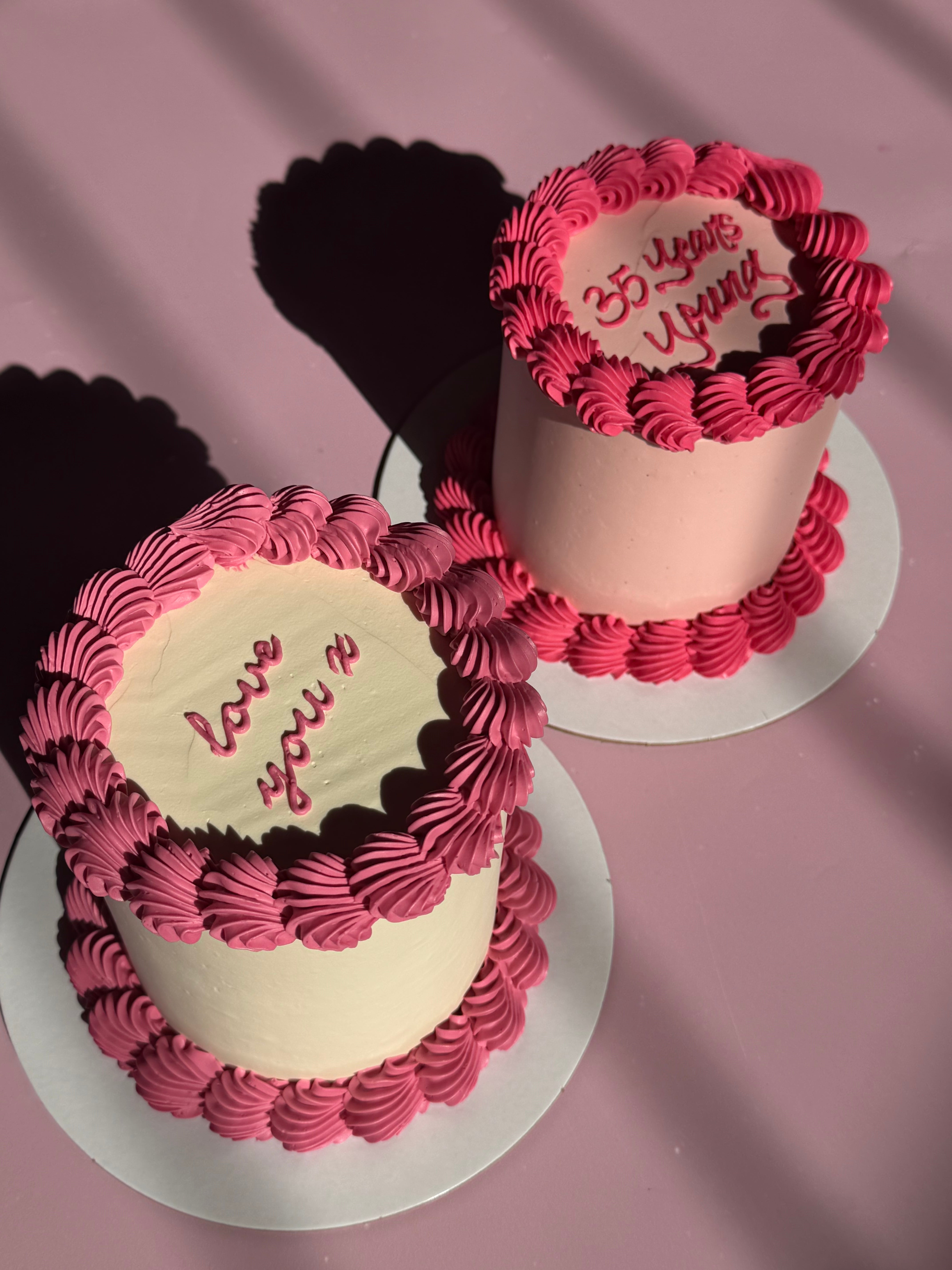 Simple Retro Cake - From $105 (2 rows of piping, 1 colour)