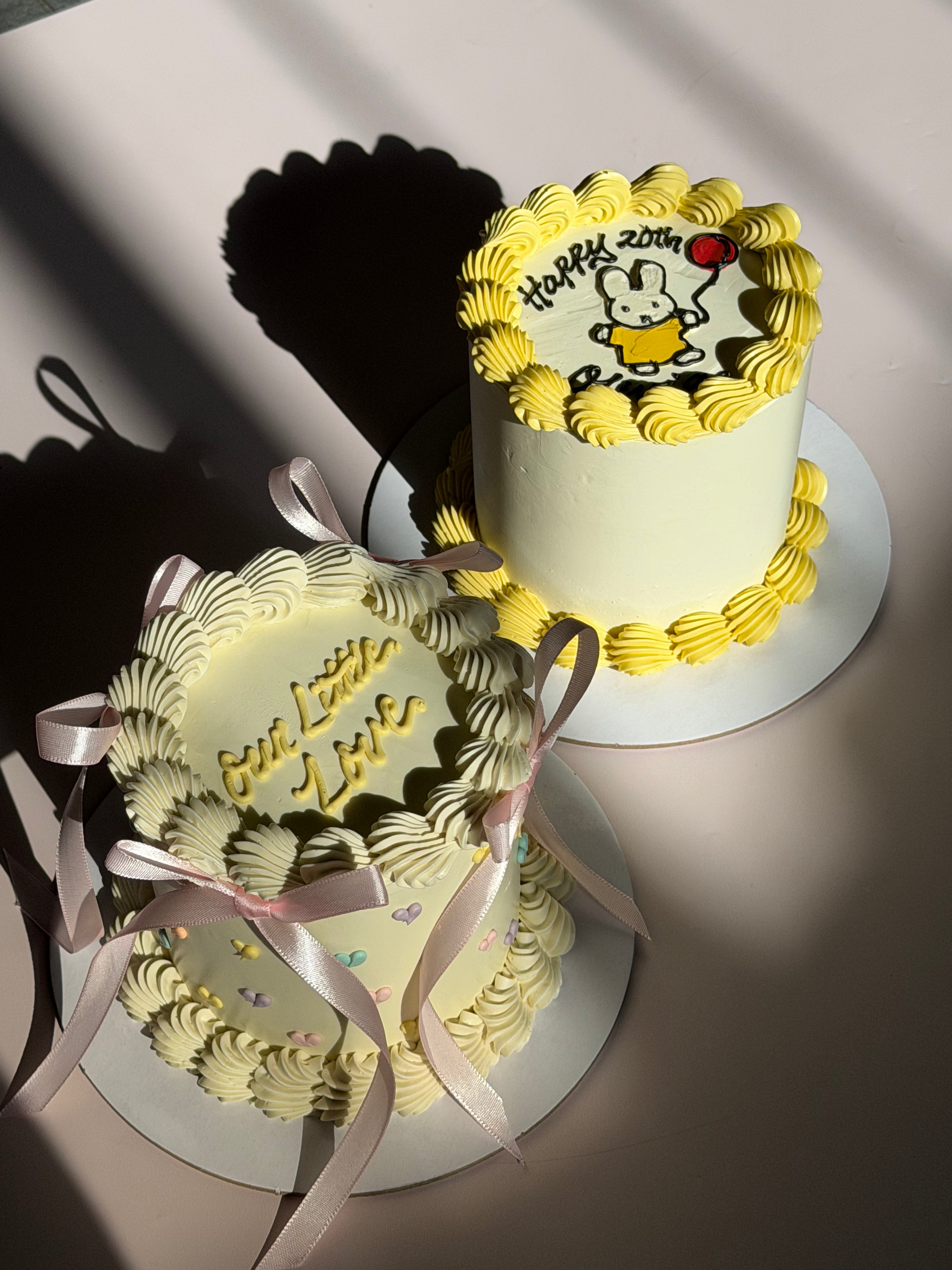 Simple Retro Cake - From $105 (2 rows of piping, 1 colour)