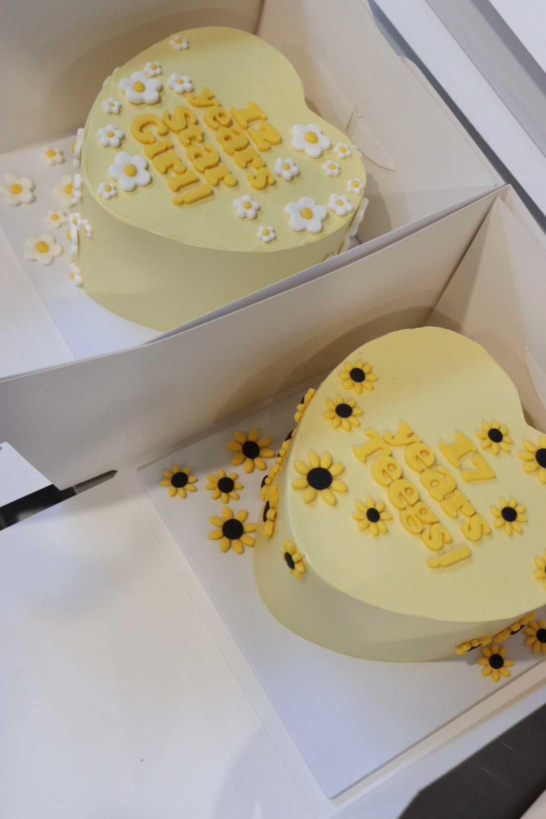 Retro Fondant Daisy Cake - From $99