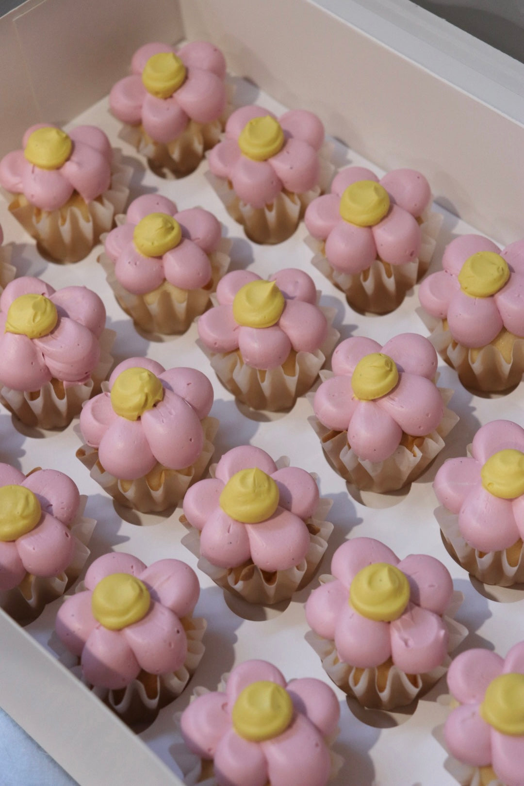 Daisy Cupcakes (Bite-Size) - From $80