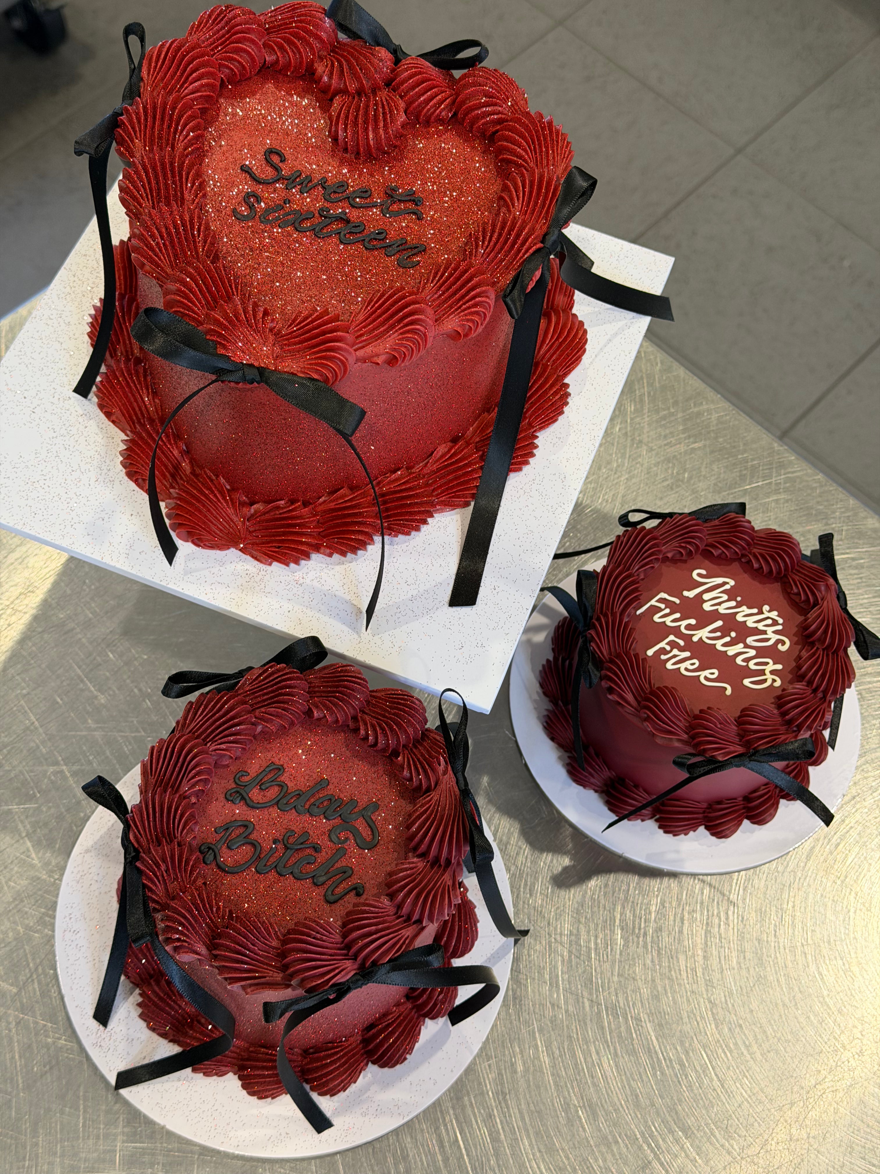 Simple Retro Cake - From $105 (2 rows of piping, 1 colour)
