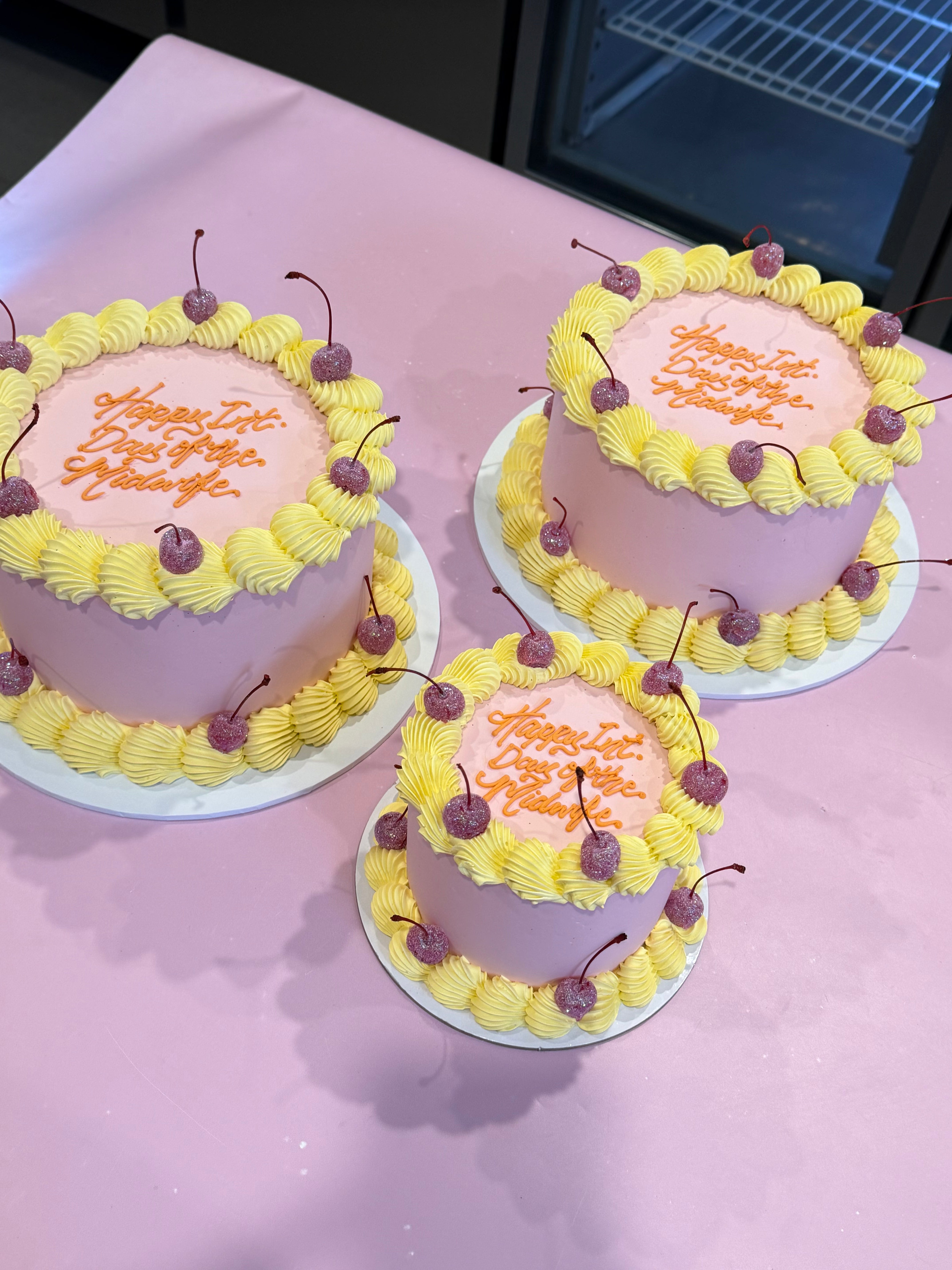 Simple Retro Cake - From $105 (2 rows of piping, 1 colour)